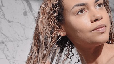 máscara para tratar cabelo encaracolado